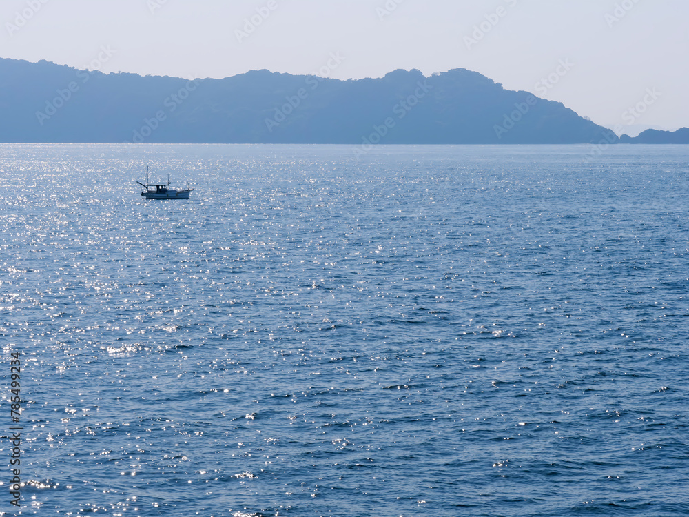 Obraz premium 煌めく海と漁船