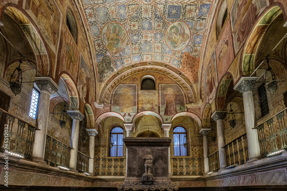 Feltre, interno santuario dei santi Vittore e Corona
