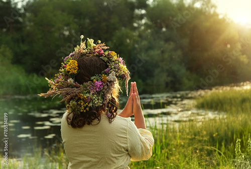 Konstfotografi girl in flower wreath outdoor, natural sunny background
