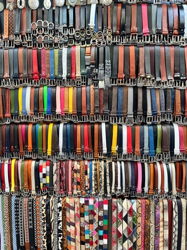 Cinture in cuoio. Esposizione al mercato della pelle di Firenze, Italia. photo