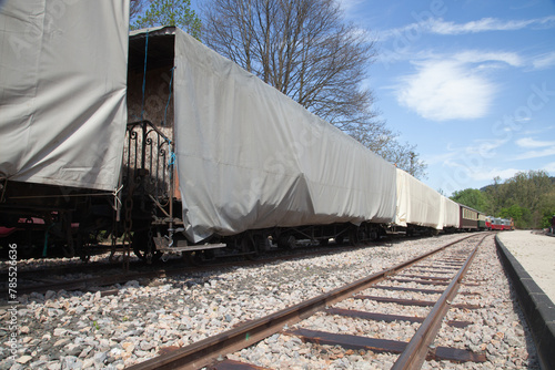 Train en gare avec des wagons empaquetés sous des bâches