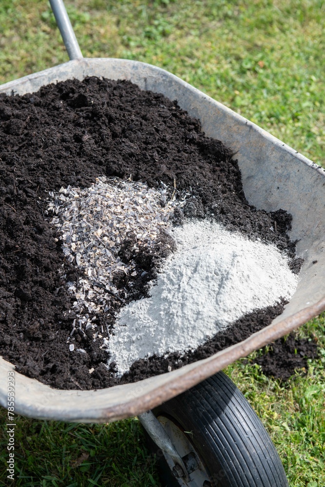 Kartoffelturm im Garten selber bauen, Erde düngen, Anbau Kartoffeln