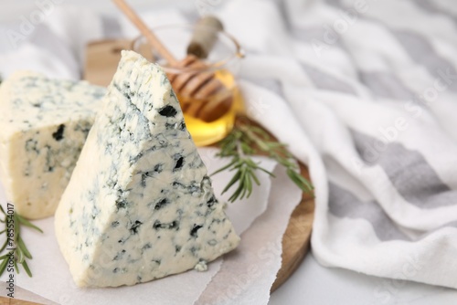 Konstfotografi Tasty blue cheese with rosemary and honey on white table
