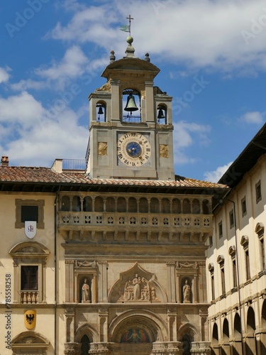 La façade et le clocher-mur du Palazzo della Fraternità dei Laici à Arezzo photo