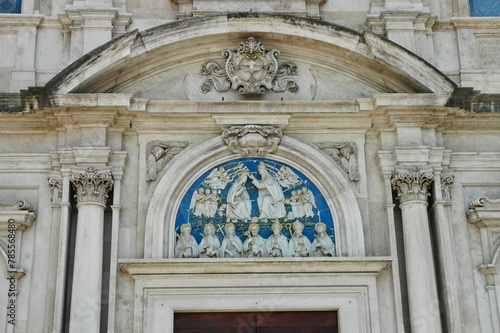Decorazione scultorea sopra l porta di ingresso della chiesa di Borgoognissanti a Firenze . Sul lungo Arno .
