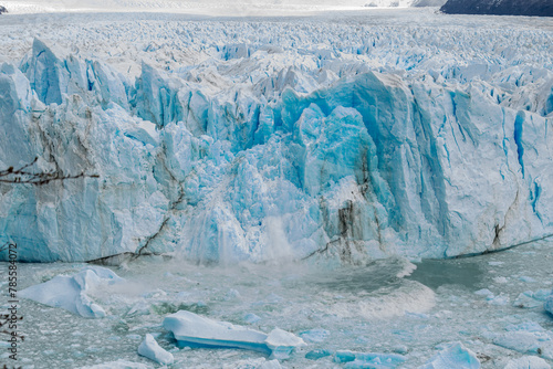 Geleira Perito Moreno derretendo sob impacto climático global. photo