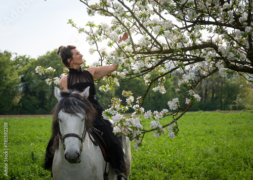 Frühlingsglück am Rücken des Pferdes photo