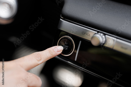 Foto Pressing Stand By Power Button To Turn On and Off the Electric Car Close-Up