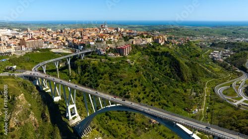 Quadro su tela Aerial view of the historic center of Catanzaro and the famous access bridge to the city