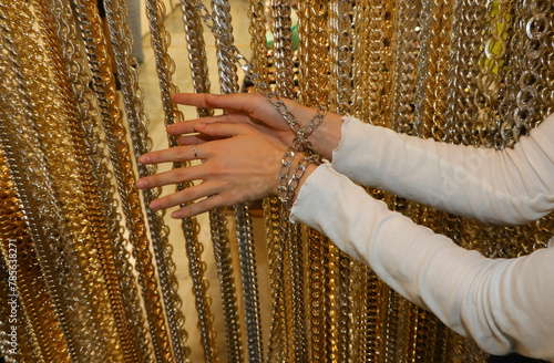 Foto hands of a woman that have been chained and the background of chains