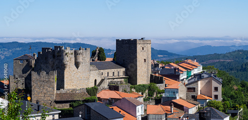 Vista panorámica del castillo de Castrocaldelas en el pueblo de Orense, con tejados y montañas al fondo en un paisaje natural tranquilo, verano de 2021 España photo