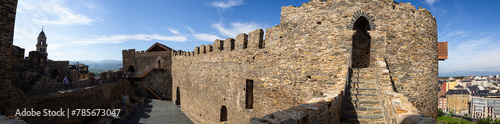 Vista panorámica lateral del Castillo de los templarios de Ponferrada, fortaleza medieval, y un campanario al fondo en España, verano de 2021