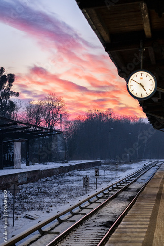 Dramatischer abendhimmel über einem Bahnhof