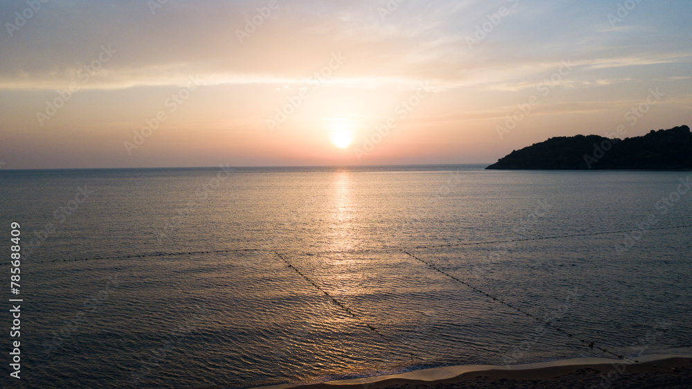 Naklejka premium aerial view of sea waves hitting the beach