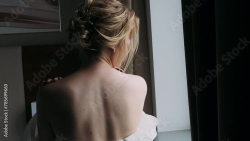 female naked sexy back of white girl photo