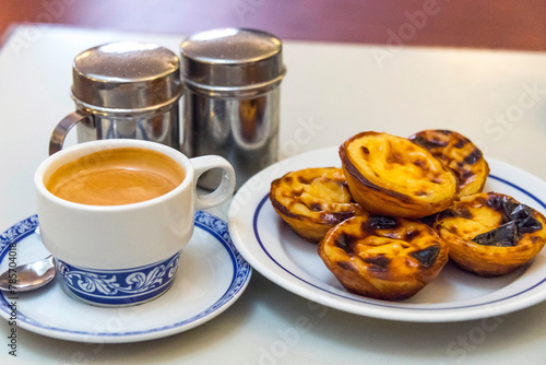 Taza de café y pasteles de Belem en Lisboa
