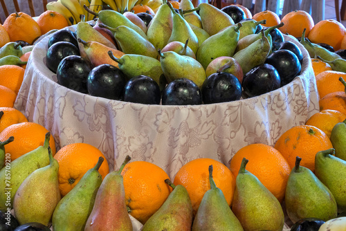Exposición de frutas en un buffet de hotel
