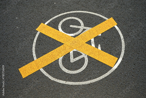 Gelb durchkreuzte weiße Markierung mit weißem aufgemaltem Verkehrszeichen auf dem grauen Asphalt eines Radweg in der Innenstadt der Messestadt Leipzig im Freistaat Sachsen © Martin Debus