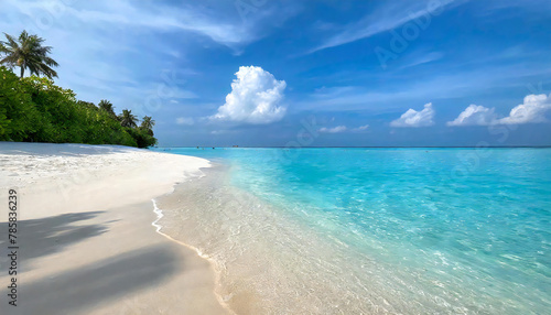青い空と白い砂浜。穏やかな波を持つ美しい海。モルディブ。Blue sky and white sand beach. Beautiful sea with calm waves. Maldives.
