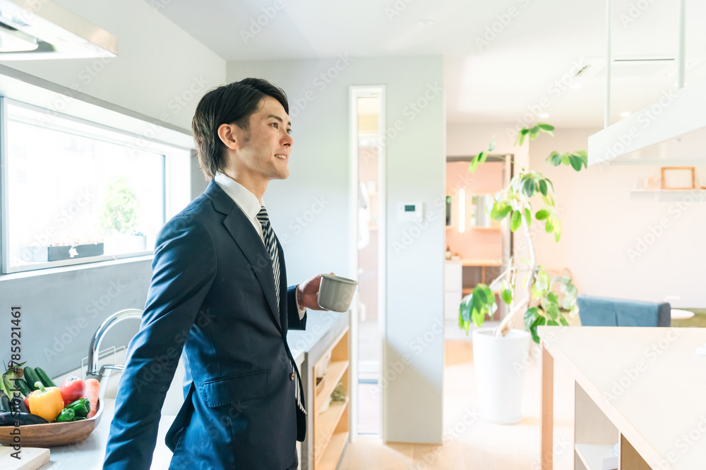 朝出勤前にキッチンでコーヒー・白湯・お湯・水・お茶・紅茶を飲むビジネスマン
朝出勤前にキッチンでコーヒー・白湯・お湯・水・お茶・紅茶を飲むビジネスマン