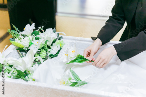 Fotografie お葬式で泣く喪服を着た遺族の高齢者女性と若い日本人女性