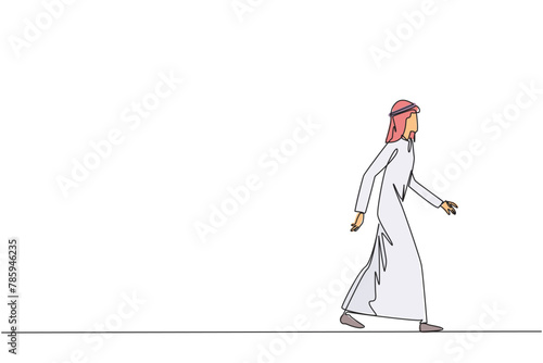 Single continuous line drawing Arabian businessman walking to canteen to break and lunch. Taking time for a while to hone ideas back into brilliant ideas. Success. One line design vector illustration