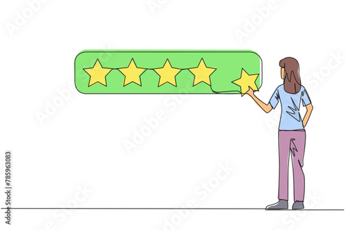 Single continuous line drawing happy woman standing holding 1 star and wants to make it 5 star array. Satisfied customers and give a perfect rating. Star rating. One line design vector illustration