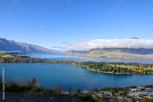 Ausblick auf Vorgelagerte Halbinseln nähe Queenstown in Neuseeland mit Bergen im Hintergrund