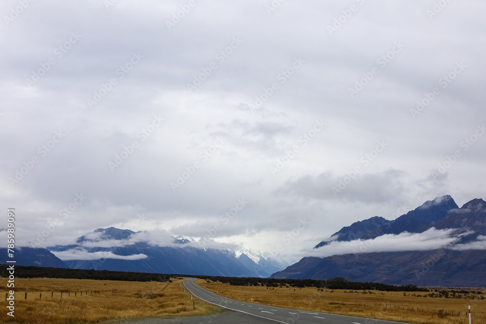Ausblick auf Traumhafte Landschaft in Neuseeland mit Bergen und unglaublicher Weite Ausblick auf Traumhafte Landschaft in Neuseeland mit Bergen und unglaublicher Weite