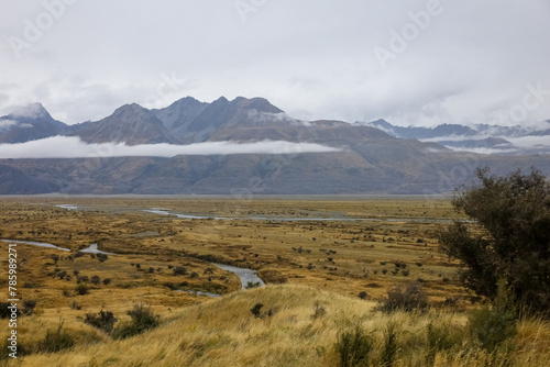 Wunderschöne Sicht auf den Mt. Cook in Neuseeland mit typischer Landschaft und Straße  photo