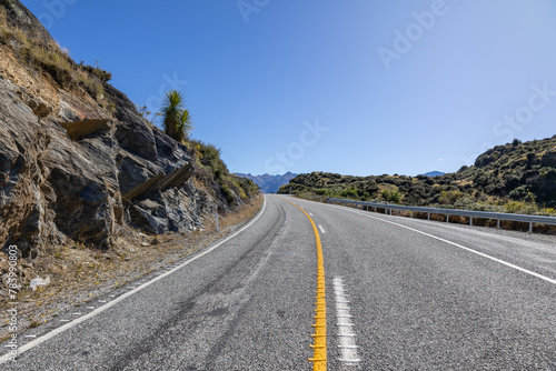 Typische Straße in Neuseeland mit wunderschönem Ausblick 