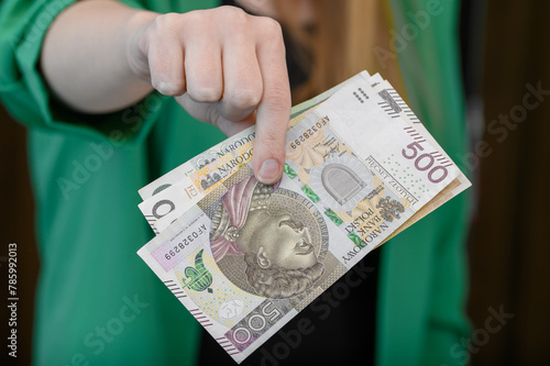 Polskie pieniądze, waluta pln w gotówce w dłoni 