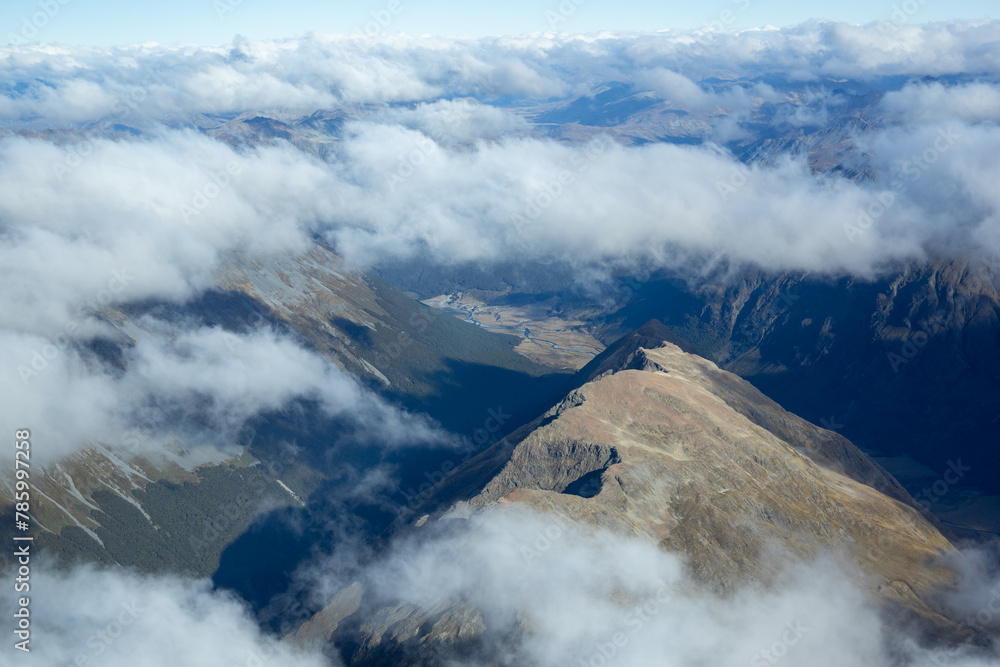 Blick aus dem Flugzeug von Oben auf Berge bei Milford Sound in Neusseeland Blick aus dem Flugzeug von Oben auf Berge bei Milford Sound in Neusseeland