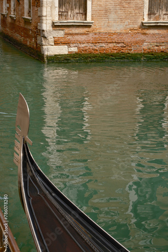 Camminando ed ammirando la bellissima città di Venezia photo