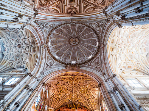Le riche plafond au cœur de la chapelle majeure de la mosquée cathédrale de Cordoue   photo