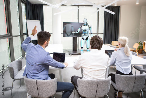 Humanoider Roboter als Referent bei einer Schulung photo