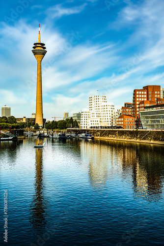 Rheinturm und Gehry Bauten im Medienhafen Düsseldorf Rhein Deutschland