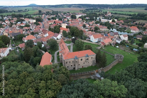 Beautiful aerial view of the medieval castle in Budyne nad Ohri surrounded by trees in Czechia