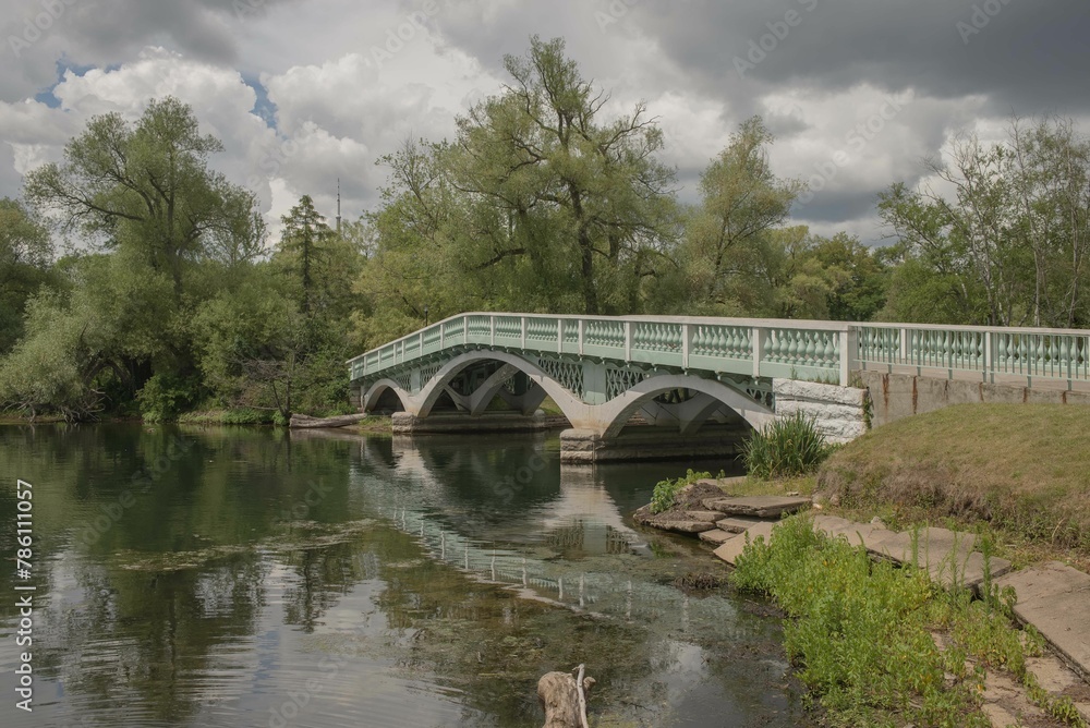 Mesmerizing shot of the Centre Island Bridge over the Lake Ontario in Toronto Island Park