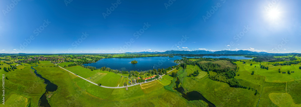 Uffing Die Region Uffing am Staffelsee an einem herrlichen Sommertag von oben ...