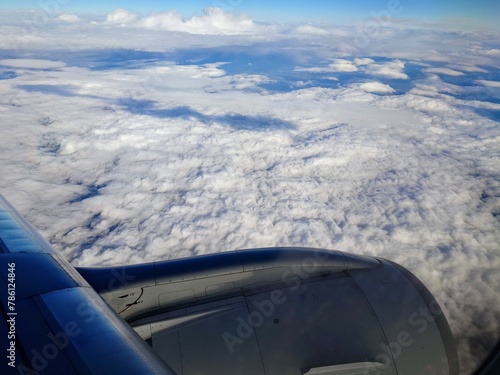 Sicht aus dem Flugzeug-Fenster auf die Wolken und Turbine