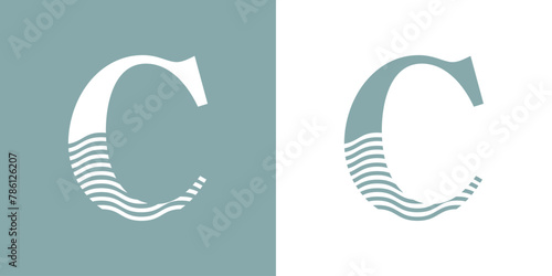 Logo Nautical. Letra inicial C con olas de mar