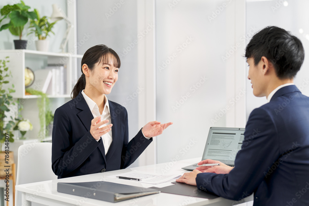 オフィスでミーティングをするビジネスパーソン オフィスでミーティングをするビジネスパーソン