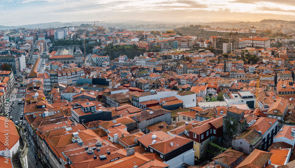 Panorama de la hermosa ciudad de Porto, viajes y monumentos de Portugal. Vista aérea del casco antiguo de Porto, Portugal from tower of Clerigos Church. Junto al río Douro.