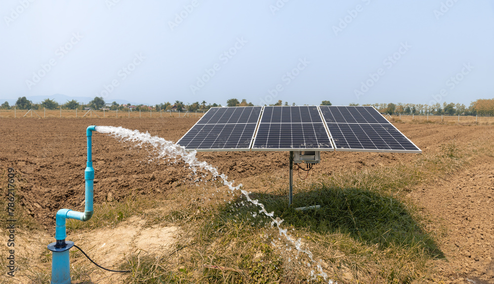 Obraz premium Solar panel for groundwater pump in agricultural field during drought by El Nino phenomenon.