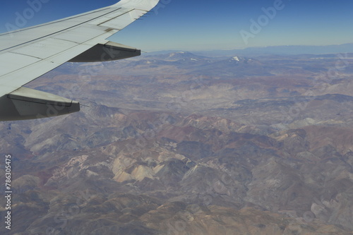 Asa de avião sob a cordilheira dos Andes photo