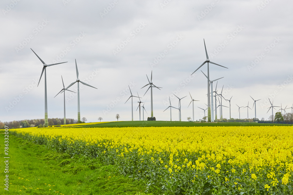Blick auf Windräder, Haarstrang, Kreis Soest, NRW, Deutschland, April 2024 Blick auf Windräder, Haarstrang, Kreis Soest, NRW, Deutschland, April 2024