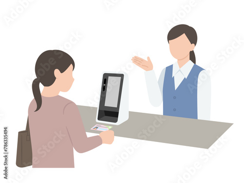 マイナンバー保険証で受付をする女性と受付の女性	