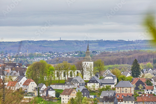 Blick auf Belecke, im Hintergrund der LörmeckeTurm, Kreis Soest, NRW, Germany, April 2024  