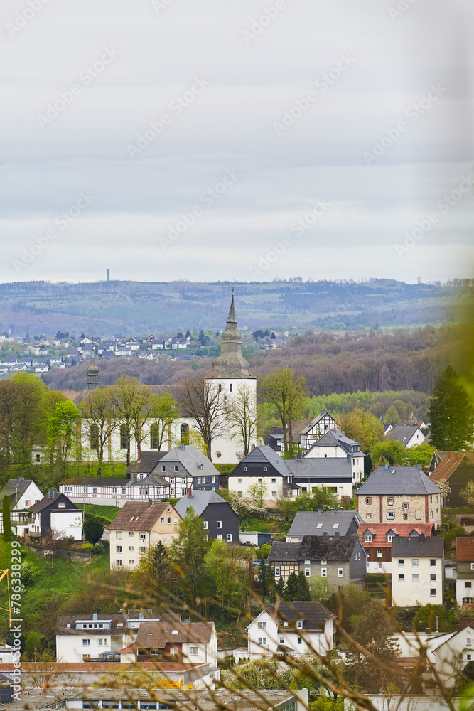 Blick auf Belecke, im Hintergrund der LörmeckeTurm, Kreis Soest, NRW, Germany, April 2024  